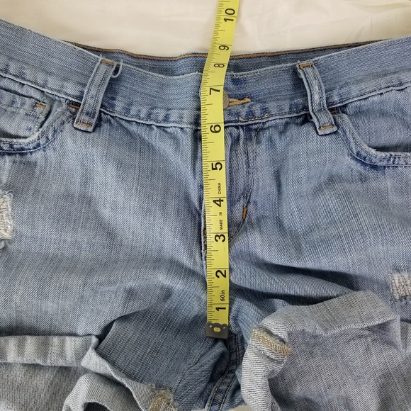 Old Navy Womens Denim Shorts Light Wash Distressed Cuffed Size 6 Y2K - Picture 4 of 9